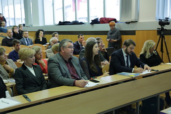 Izzivi varovanja človekovih pravic in temeljnih svoboščin so napoolnili dvorano Pravne fakultete v Ljubljani, kjer je bila 7. decembra 2017 okrogla miza, ki jo je pripravil Varuh človekovih pravic v sodelovanju z ljubljansko Pravno fakulteto<br>(Avtor: Milan Skledar)
