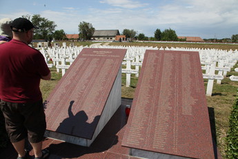 Pokopališče v Sarvaru na Madžarskem, kjer so pokopani tudi izgnanci iz Prekmurja<br>(Avtor: Milan Skledar)