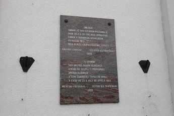 Spominska plošča na taborišču v Sarvaru<br>(Avtor: Milan Skledar)